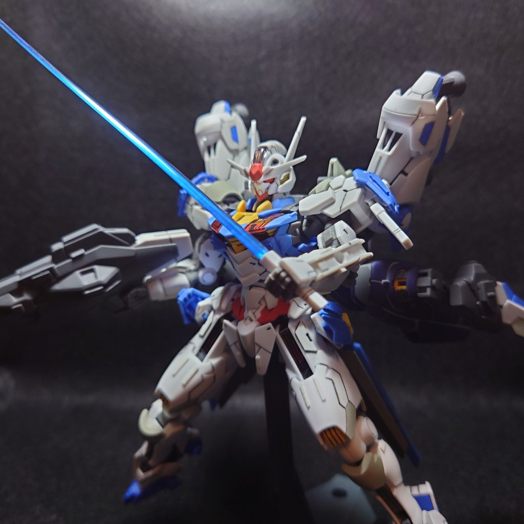 ビームサーベルエアリアルの物そのままですが、装備位置をバックパックから両肩に変更しています。