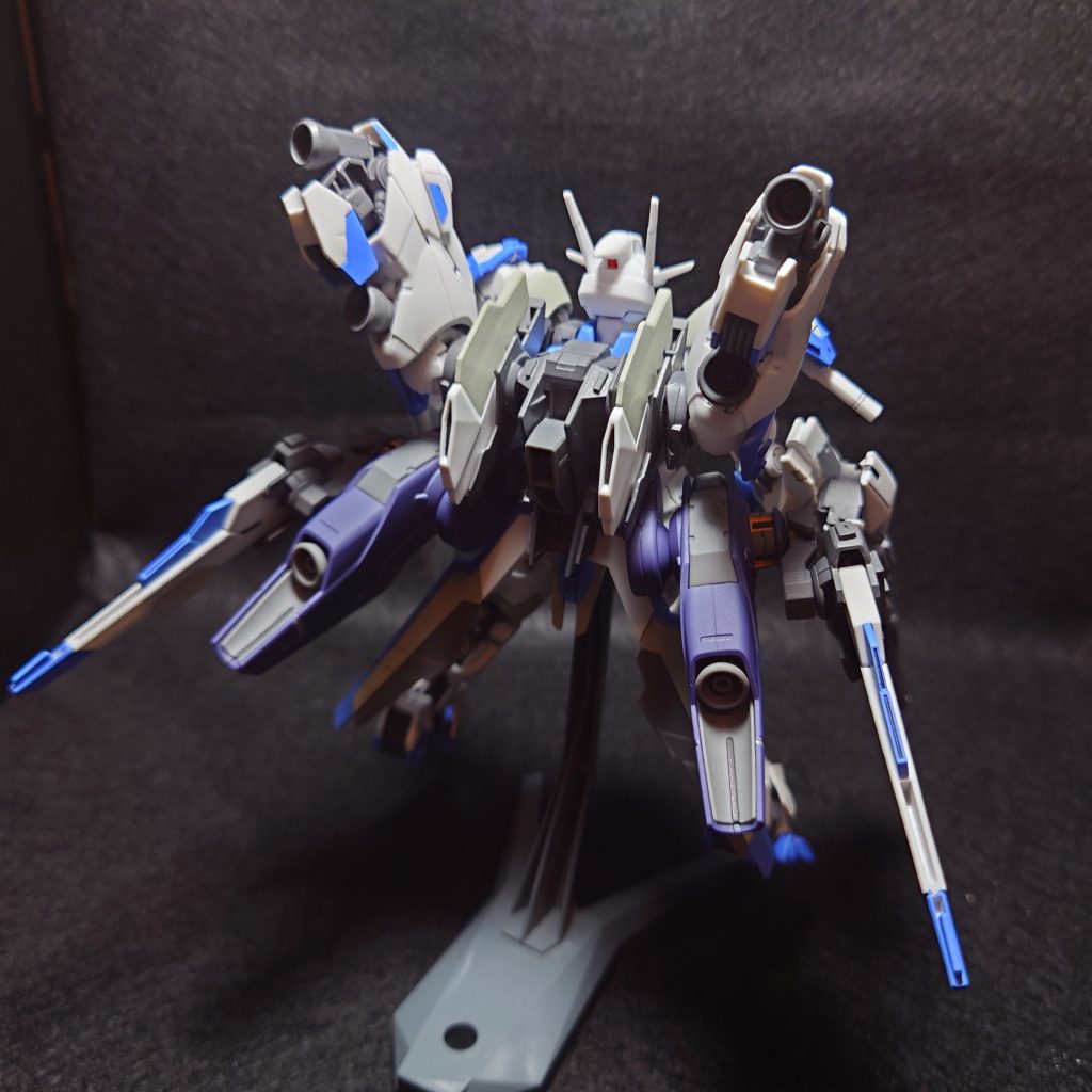 バックパックルブリスの物をベースに、ルブリスの脚部で作ったフライトユニットと、ミラソウル社製フライトユニットで機動性マシマシです。