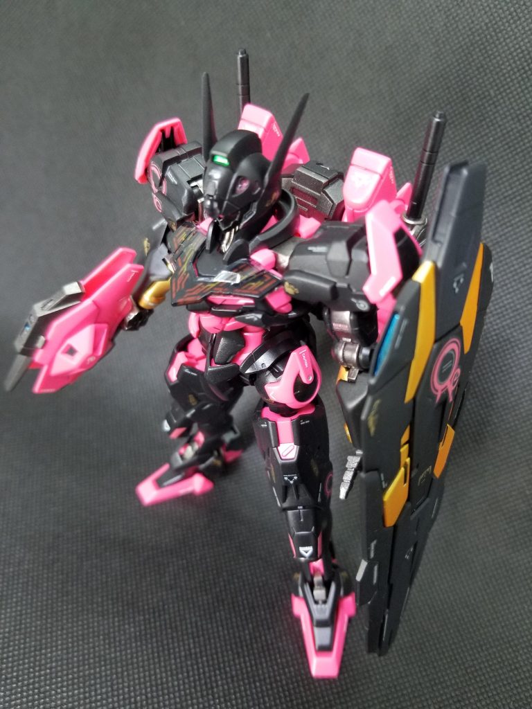 お気に入りの斜め右上ショット。シールドはじめ各所センサー類の塗り分けも行っております。