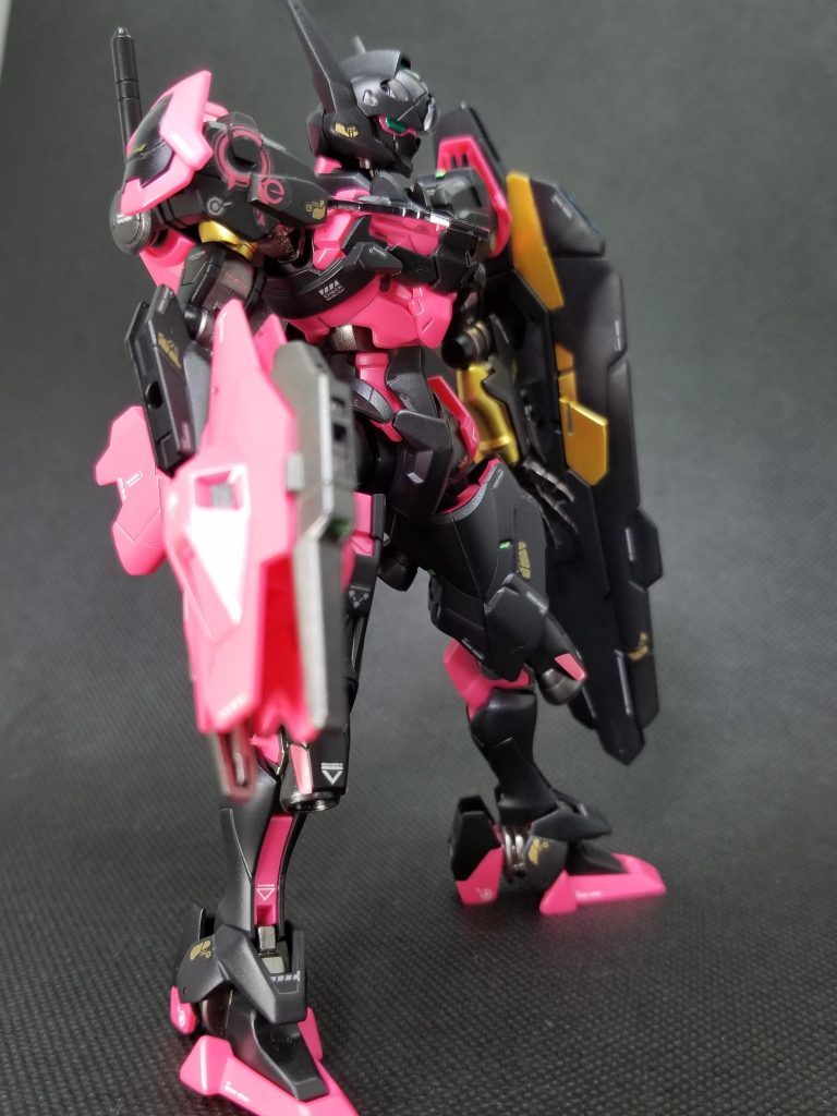 サイドショット右側。レシーバーガンは一部を配色変更。でもやっぱ武器は武器らしくダーク系に変更すりゃよかったかな~😅