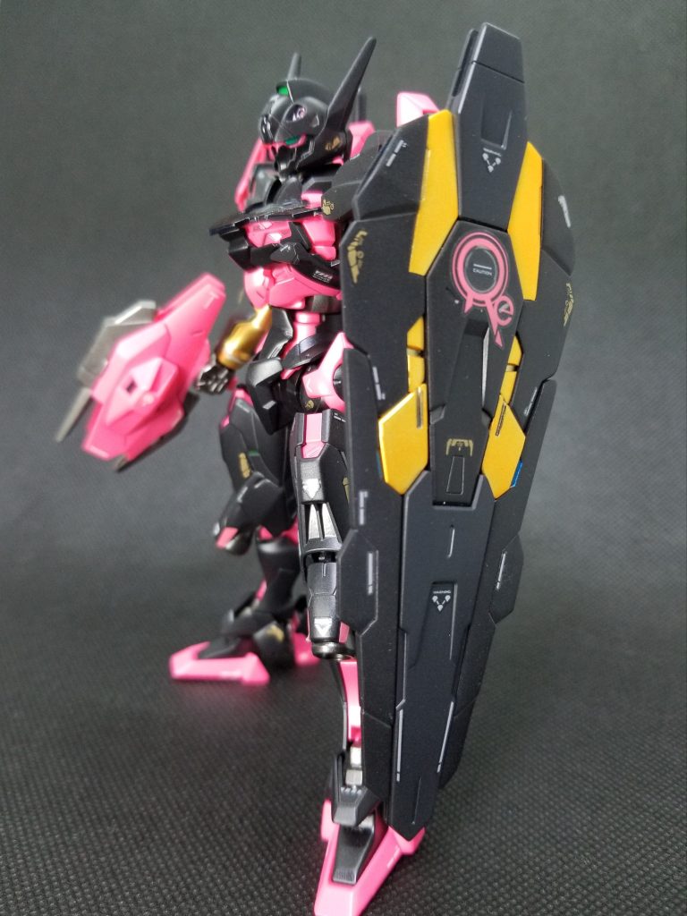 サイドショット左側。ガンビットシールドも黒一色だった為、一部をゴールドに変更(写真では何だか黄色にみえますが💦)