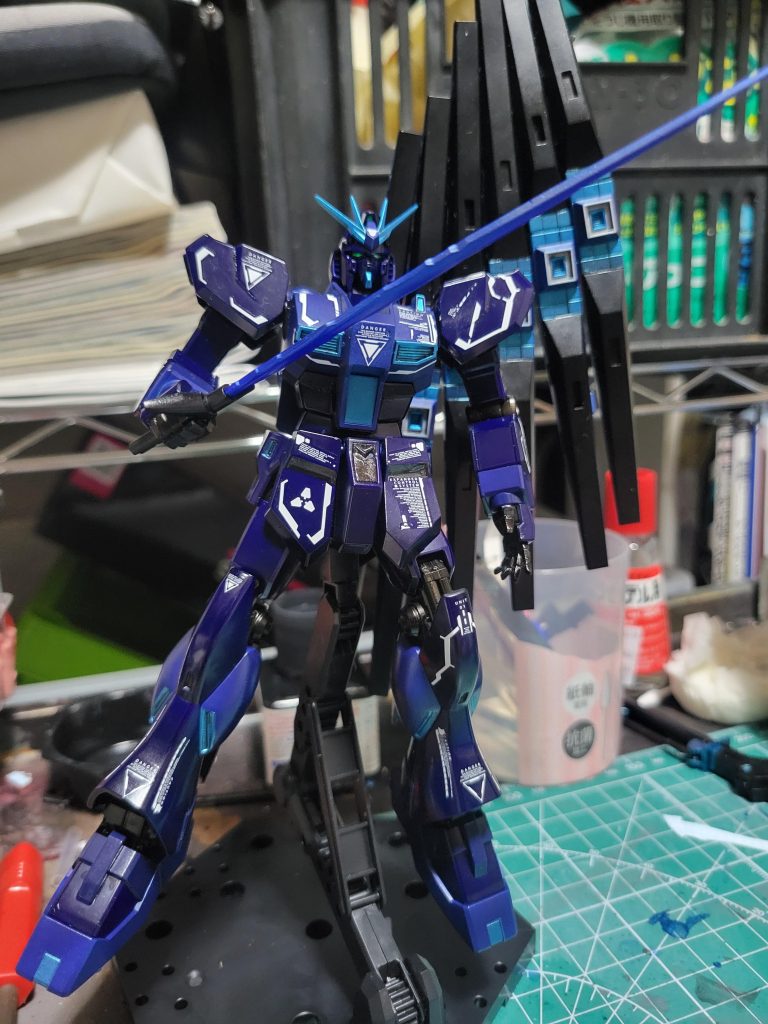 サーベルのカラーも海を剣にしているかのような色味へ