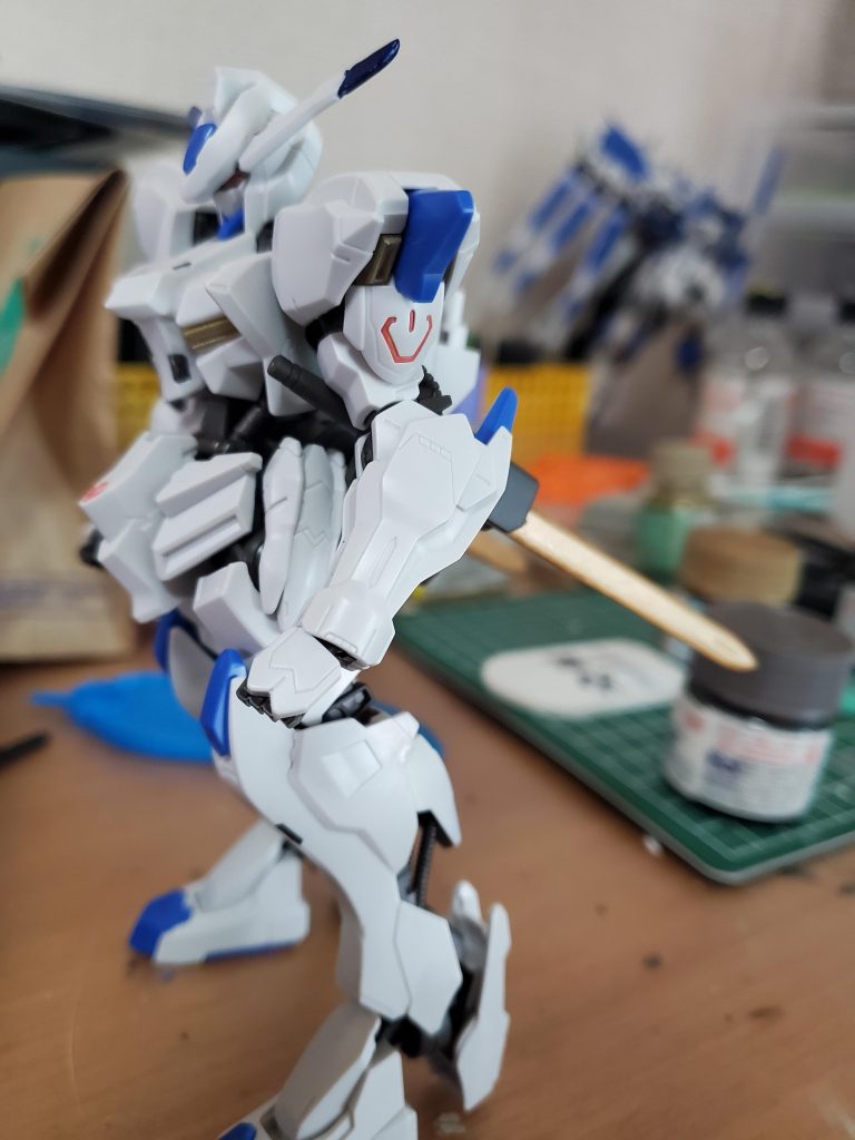 今回も部分塗装からのウェザリングで仕上げてみました使用した塗料装甲裏、フレーム   焼鉄色胸、肩の一部  チタンゴールド目元  レッド25%ニュートラルホワイト75%バエルソード  ゴールド