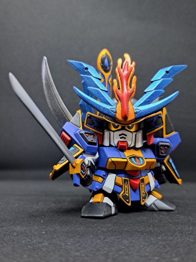 キットの体型はあまり変えないようにしましたが足を左右に幅増しして上下にも伸ばしました。兜飾りと鞘の水滴みたいなのを立体的になるようにパテを盛りました。刀を持った腕を広げれるようにネオジム磁石で可動できるようにしました。