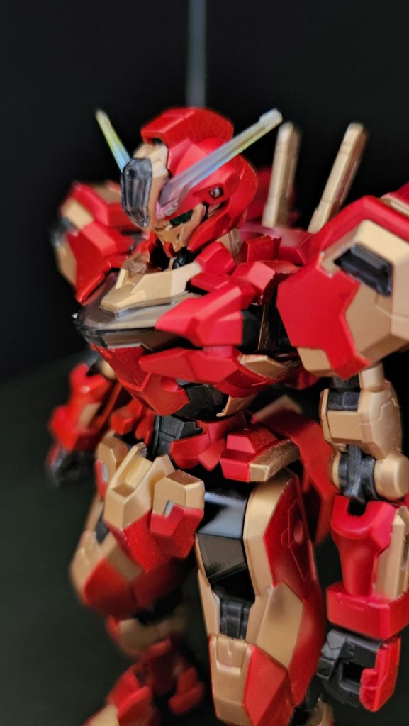 赤はロイヤルメタレッド(ガンダムマーカーエアブラシ)ゴールドは筆塗りです。