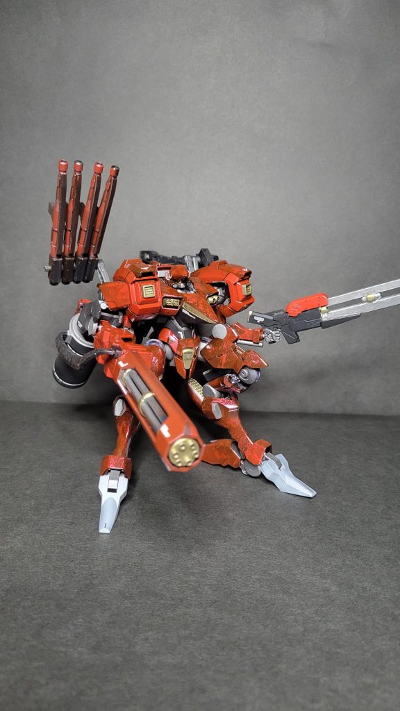 右肩武器は4連装レーザーだと思ってたがミサイルでした、改良案が浮かばなかったのでそのままゴリ押し😭頭や胸部はパテで成型したのですが、写真だとそんなに粗は目立たなくて良かったです✌️お盆の前に終わってよかった!またしばらく罪プラ崩しに入ります!