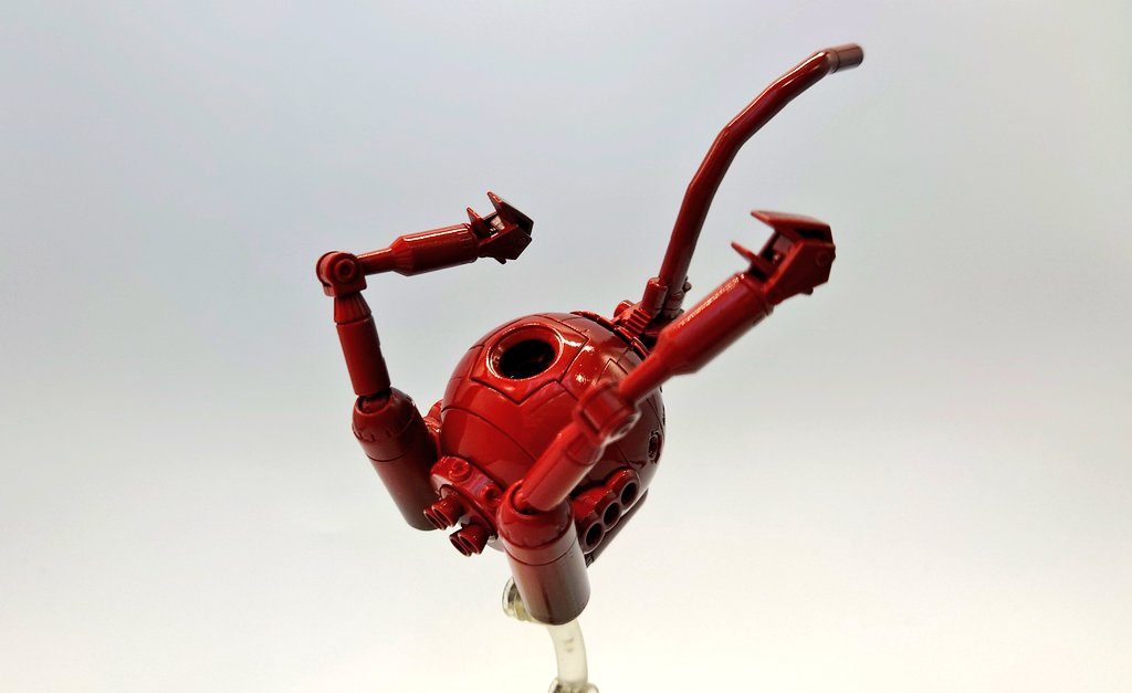 簡単なキットなのでさっくり組んでいきましょうほぼ1DAYモデリングを目指しました。元キットと絵をにらめっこして…形はポーズと砲身の曲がり具合が同じなら十分でしょう。ということで砲身下側に切れ込みを入れて力をかけて曲げます。スペーサーとしてプラ板を差し込んで溶着。固まったら表面処理。左手もちょっと傾けて接着。表面処理して終わり。