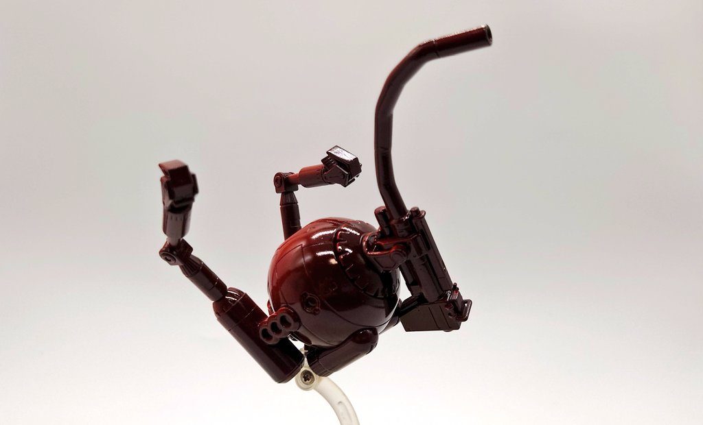 全体を赤黒で塗ったあと、蛍光レッドで照射面だけ明るく。まあこんなもんかな…ってなったらクリアーをシャバシャバになるまでかけてツルツルに蛍光が入ってるのでブラックライト当てたら光るかなーと思ったのですが、そんなに光らなかったですね。下地が黒系だとあんまり光らないと聞きました。そうかもね。ここまで大体1日。深く考えないモデリングは楽しいゾイ