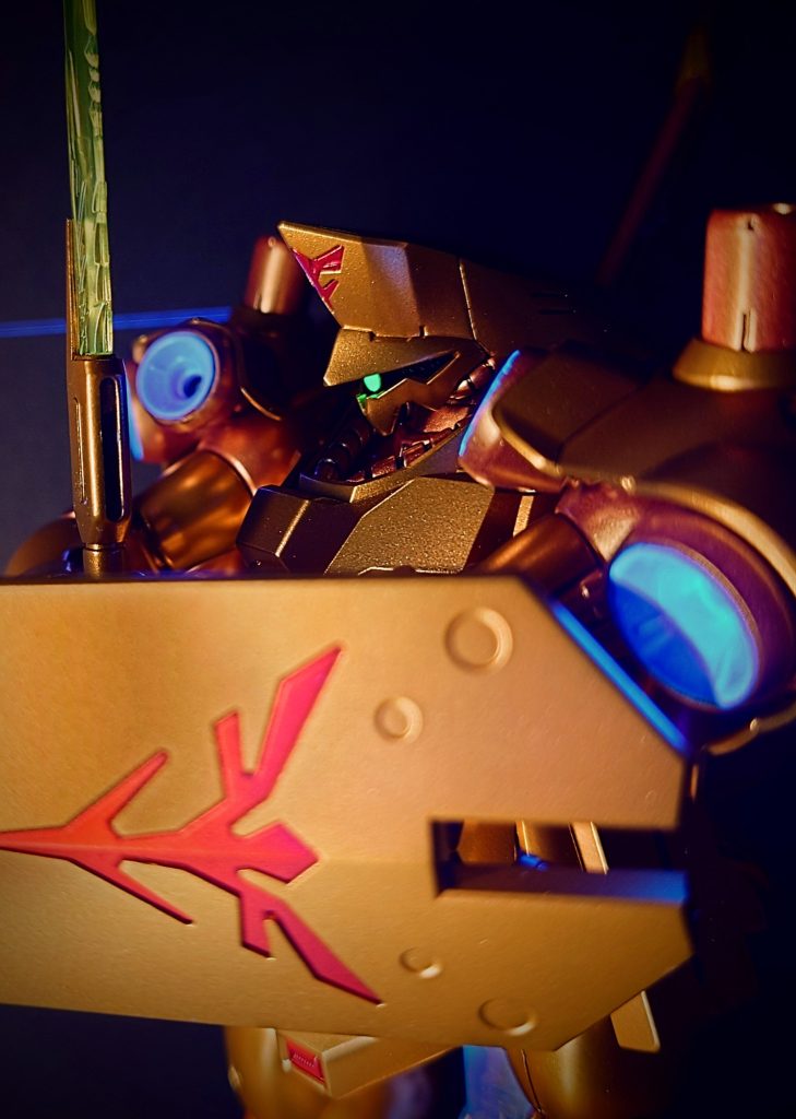 騎士といえばこのポージングでは?頭部とシールド部のエンブレムが別パーツなので、しっかり色調を別けられて助かります。