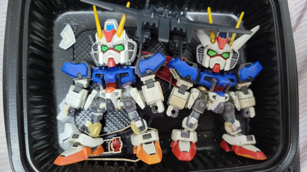 インディアン柄の接着剤をクリスタルソイルで埋め、関節再構築を行っております。