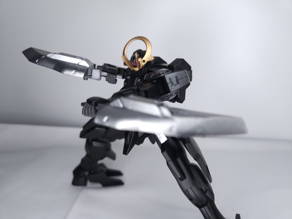 「ルーン」バタフライエッジより小型のナイフ状の剣になります。取り回しが良くダガー感覚で使えるように調節しました。(この武装だけ本家と若干の差異があります。)
