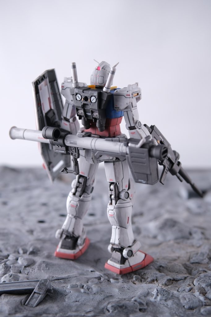 後ろ姿。バズーカの砲身だけ、合わせ目消ししてます。金属色の部分は銀色などでこすれた感じを出してます。段落ちモールドにはグレーを塗り、スジが浅いところは掘りなおしてスミ入れしています。