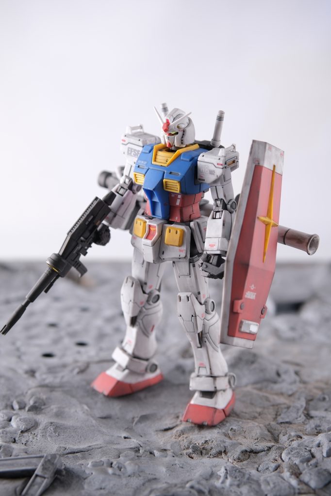 全身図。リアル路線な仕上げを目指しました。武器や手や関節などグレーの部分は金属色に塗りました。他は成形色ですが、青赤黄色など派手すぎなのでグレーでウォッシングしてリアル感を出してます。