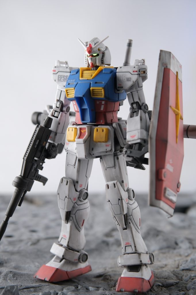 画面いっぱい全身図。パーツは中期型にしています。デカールはキット付属のものと、RG用のものを使っています。目には蛍光塗料を塗っています。