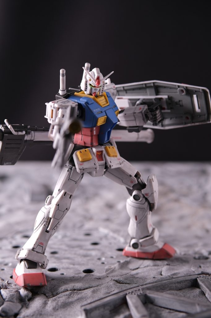 同じポージングですみません・・。そしてバズーカを持って肩に担ぐことができません。手首を折ってしまいそうです。