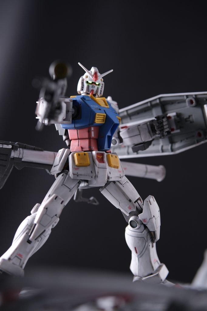 赤青黄色のカラーリングがちょっと・・と今まで敬遠してきたけど、作ってみるとカッコイイですね。目を光らせてこんなポーズで狙ってきたら、とても怖いです。今回は、改造というものをしていないので、解説も少なめです。見ていただいてありがとうございました。