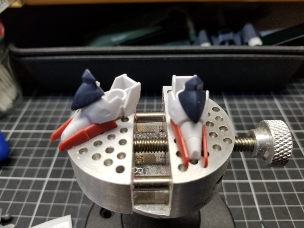 足首は忍者アーマーっぽくする為、エアリアルのパーツに佐助のパーツを切り出したものを接着したのみです。