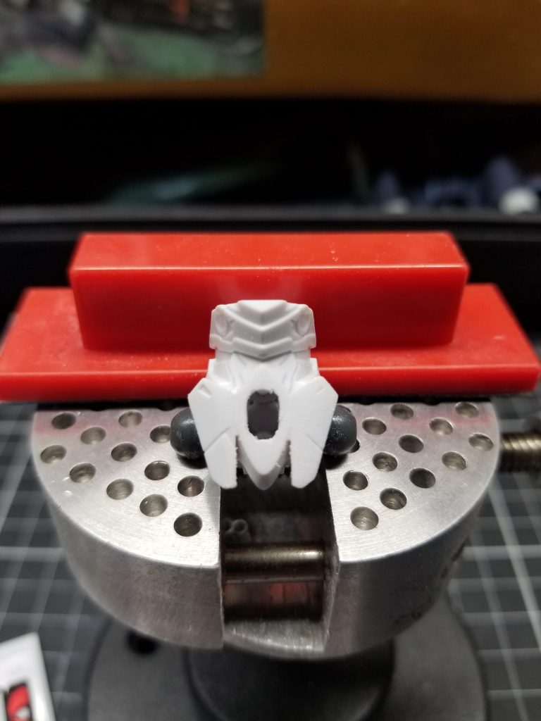 腰アーマーは才蔵の物を取り付ける為にこれもエアリアルのパーツを切断し、取り付けパーツごと移植しました。