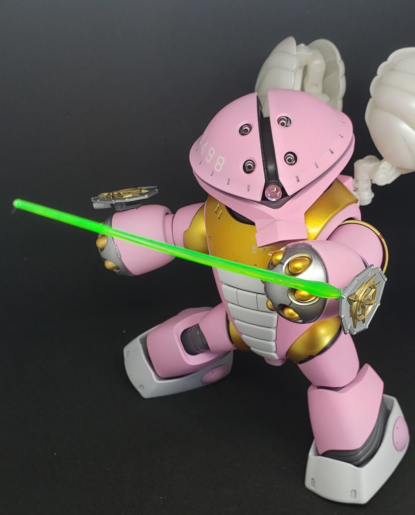 両腕の小型シールドは、扱いやすさに加えて高出力のビームサーベルも飛び出す攻防一体の装備。アッガイらしからぬスタイリッシュな斬撃を繰り出すことが可能だ。流石アッガイ、可愛いだけのMSじゃないって感じ~!