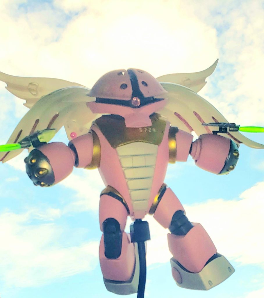 自分なりの可愛さを詰め込んだアニバーサリー機体になりました。一応長男専用機ということにしています(笑)物心ついたときにこれがきっかけでプラモに興味を持ったら、制作者冥利につきますね。そのときは何か一緒に作りたいものです。