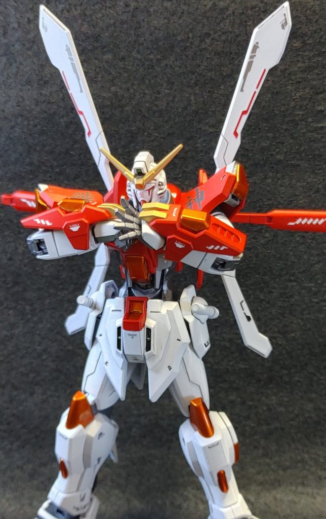 ディスティニーガンダムをベースにしているのでよく動きます