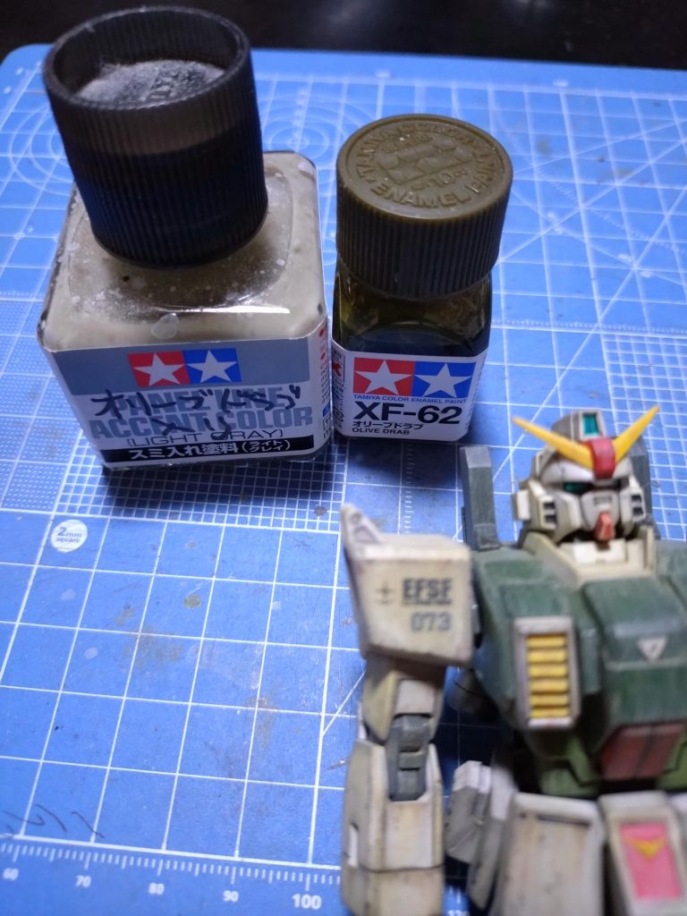 今回の実験はスミ入れ塗料のライトグレーだけだと白っぽい感じがしたので最初からオリーブドラブを混ぜておいて上から下へと繰り返し縦に線が残るようなウェザリングを実施しています。ピントがぼけた画像で見るとかなり汚い感じになっています。