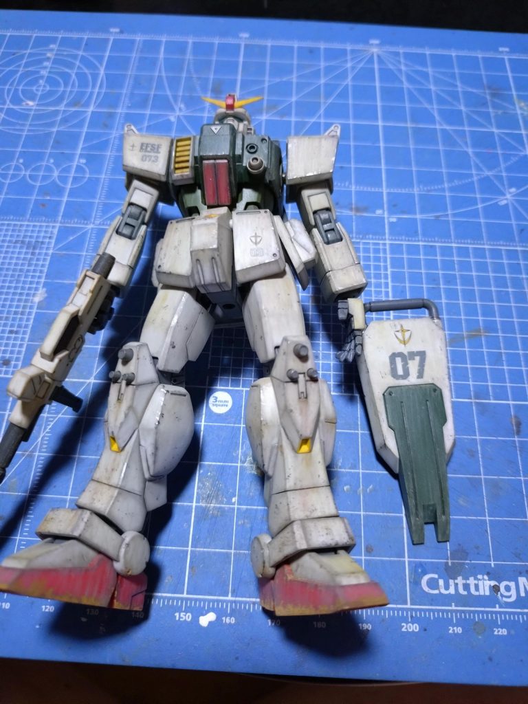 だいたいのウェザリングが完了した所です。今回は08小隊と違うエリアでの戦闘と言う事で07にしました。最近ガンダムデカールの欲しいものが再販されていないので手持ちの数年以上前?のものをちぎれないか心配しながら使用しました。
