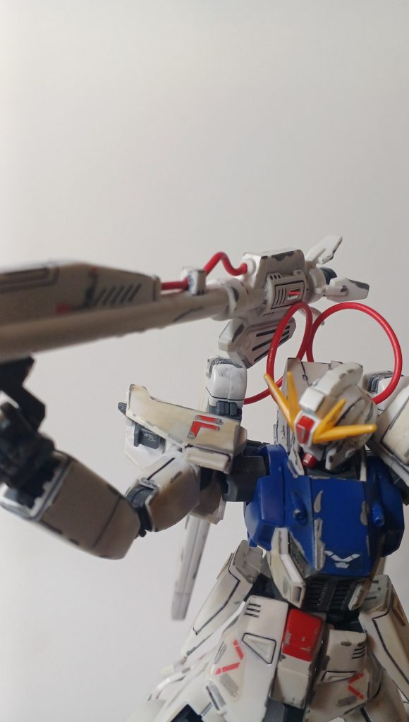 ビーム・ランチャーの配線は今回はプラスチックの部分を取っ払ってエナメル線を代わりに付けました。