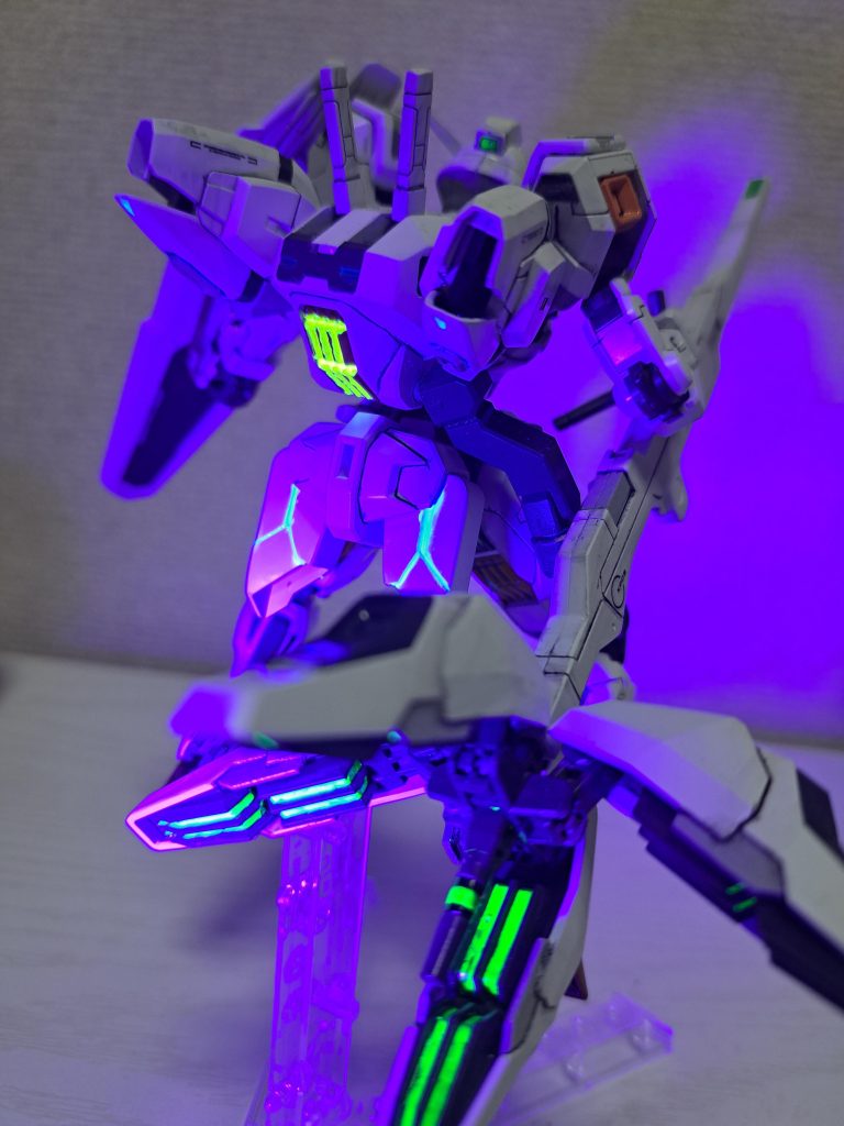 蛍光はエナメルのとことラッカー塗料で塗ったところとあります　流し込んだのはエナメル蛍光ワンポイントが自分の中で流行中です水星の魔女のは特に蛍光似合うと思いこれからも水星の魔女キットには蛍光ワンポイントやっていきたいと思います。またもっと作品も上手くなりたく撮影ポーズも上手くなりたいです   