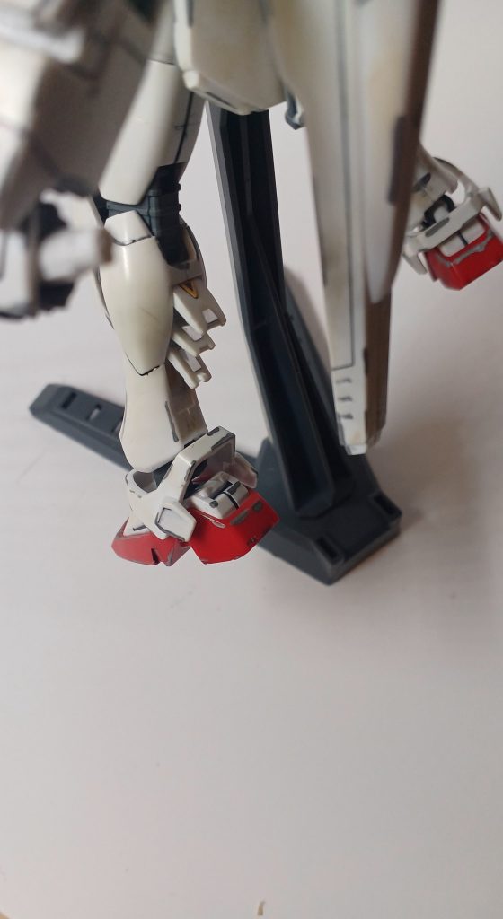 足の展開する部分にシールを貼り見映えを良くしました。