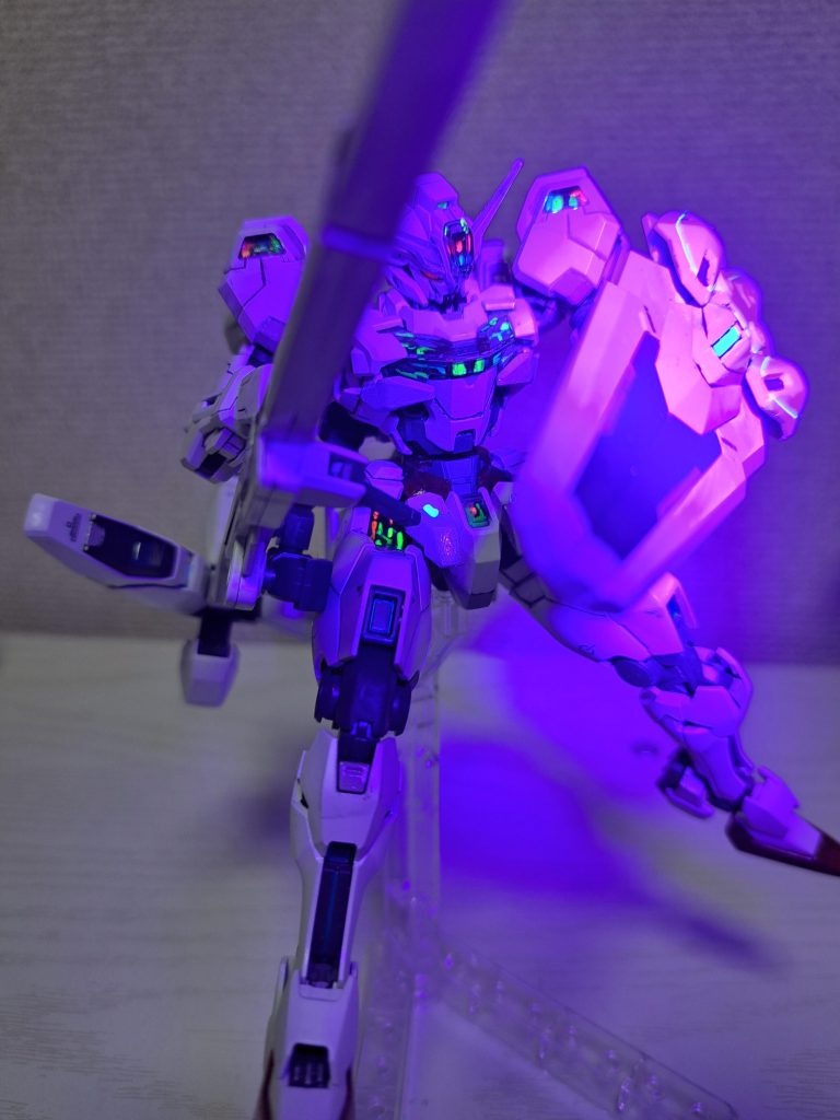 シールを蛍光塗料を塗って貼って