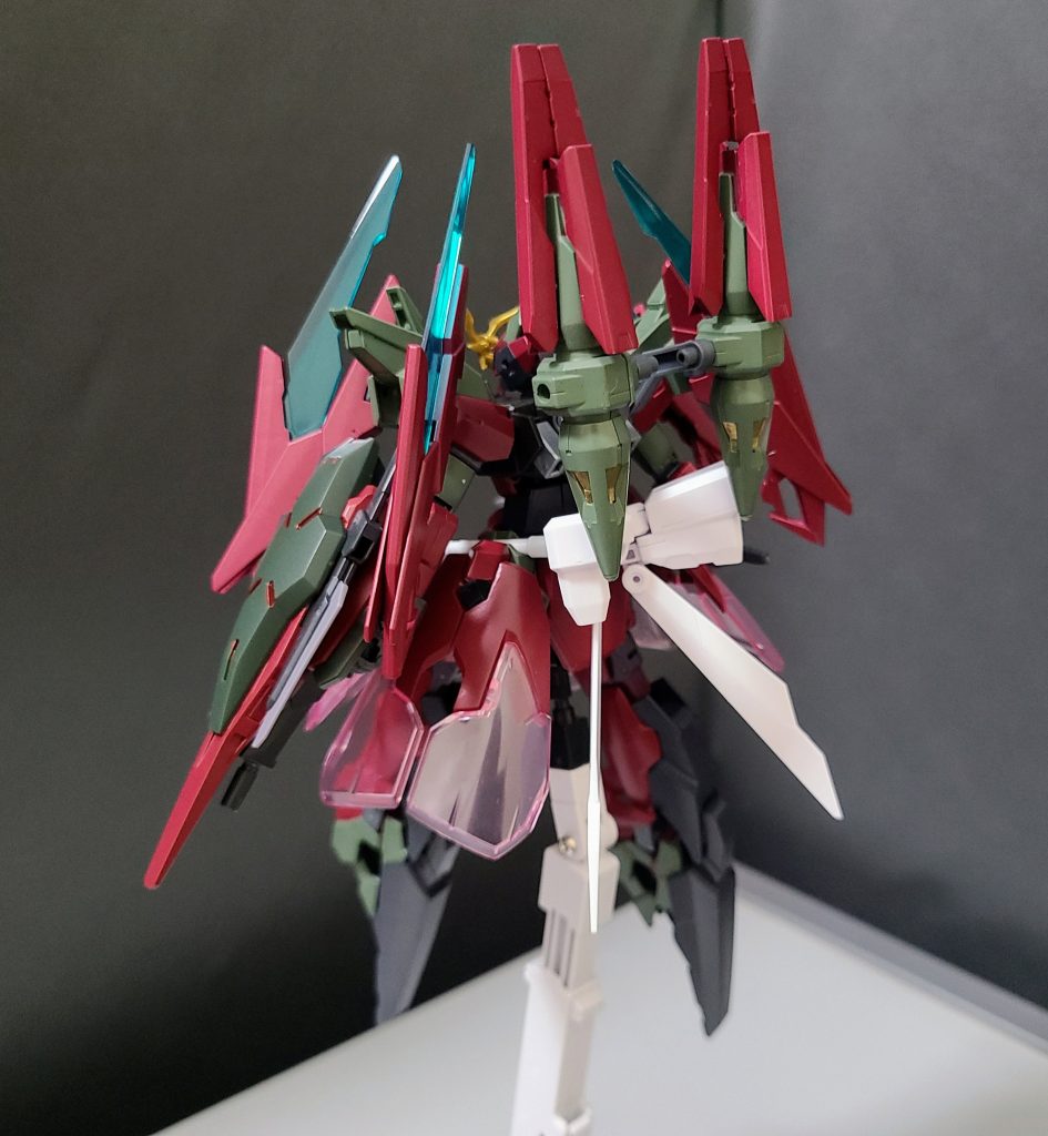 装備がちゃんとあるとマッシブな雰囲気が…腰のリボン風ブースターが各部かなり動いてくれるのでバックパック等、以外と干渉しません~