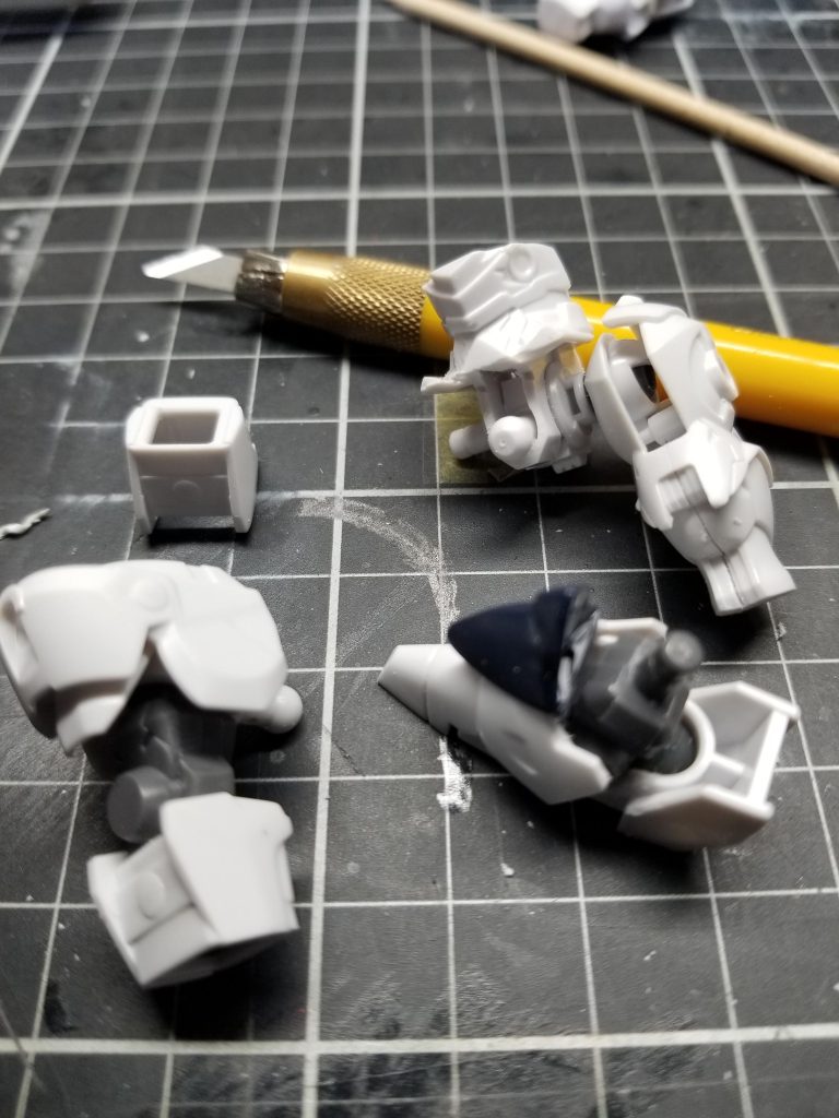 今回の一番の加工箇所、脚部。キットのままでは少し足が短い(SDなんだから仕方ないw)ので使用しないエアリアルの肘パーツを加工して足首部分に移植し、若干の脚長効果をつけました。