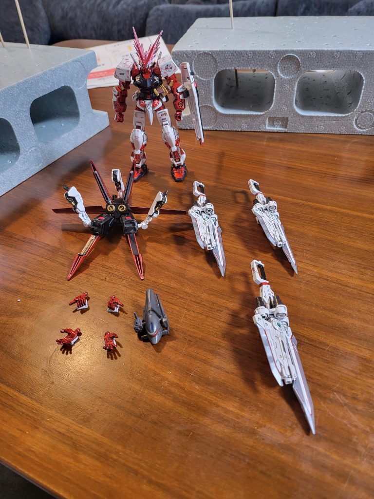 パーツ一式全塗装にあたり、購入していたメタリックレッドがGXでピンクっぽくなるどうにかならないかとクリアレッド購入ピンクっぽいメタリックレッドの上からクリアレッドを吹くキャンディーっぽくなるそして最後を光沢クリアに変更。