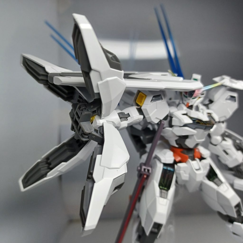 このクローアーム?っぽいやつからでるビームがこいつの主な中距離武器という設定です。