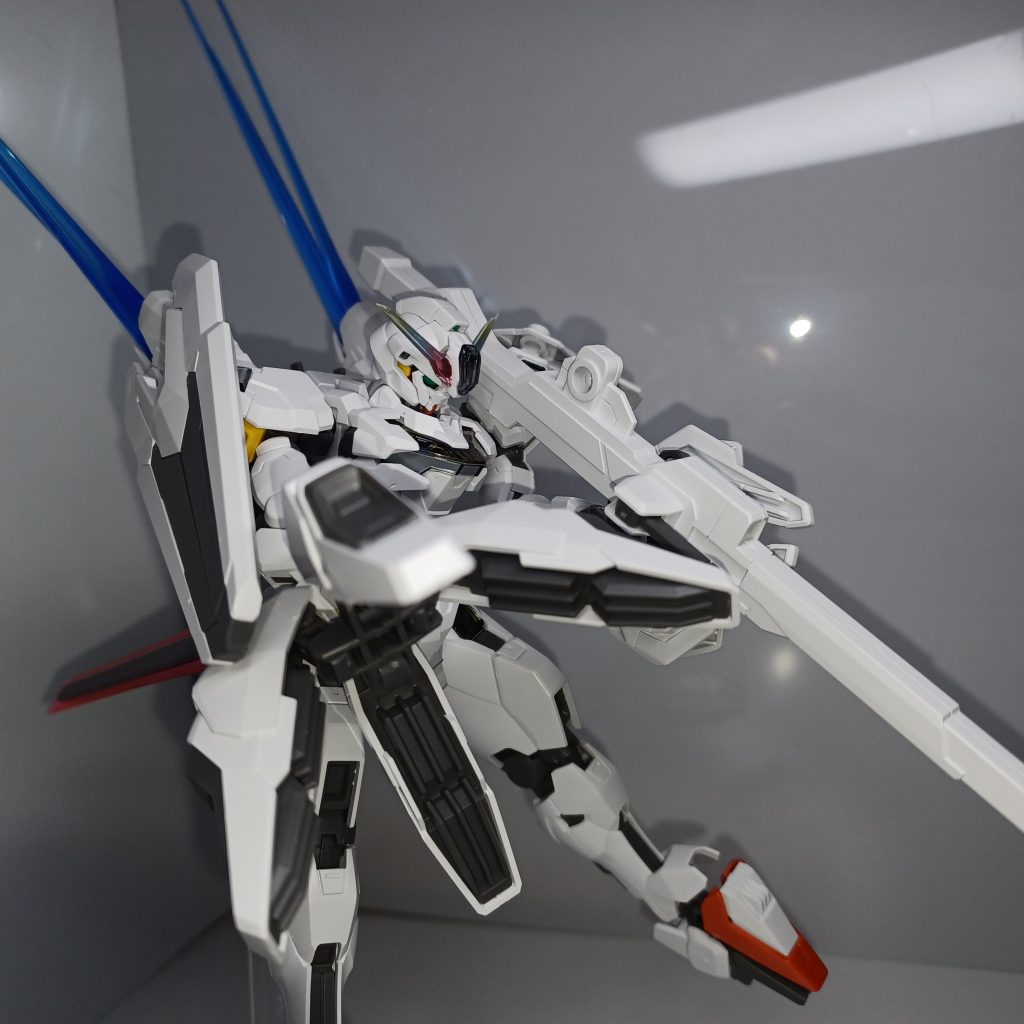 左手のはただの威嚇用の棒です。撃てばたぶん反動で手元がふらついて、命中しないと思います。