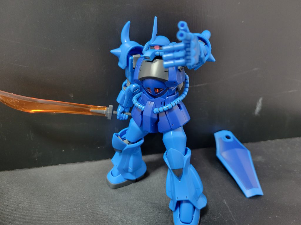 グフと言えばヒートロッドと左手の機関砲ですが、私のグフは機関砲を分割して指としての動きを取り入れてみました。少し削りすぎてクタクタになりましたが、このように指さしポーズが出来るのでポージングの幅が広がりました。