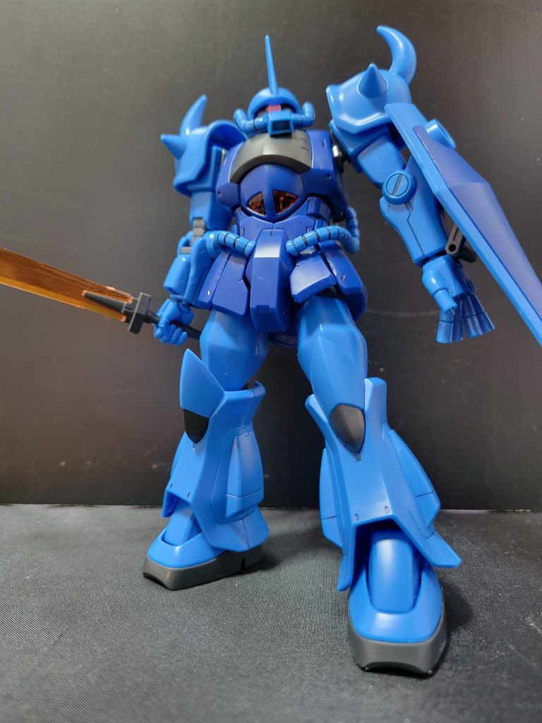 グフと言えばこのローアングル。TV版の初登場やMGのパッケージ絵の雷と共に映ってるシーンはカッコイイですよね。ザクⅡも欲しかったけど、売ってなかったので見つけたら一緒に写真を撮りたいですね。