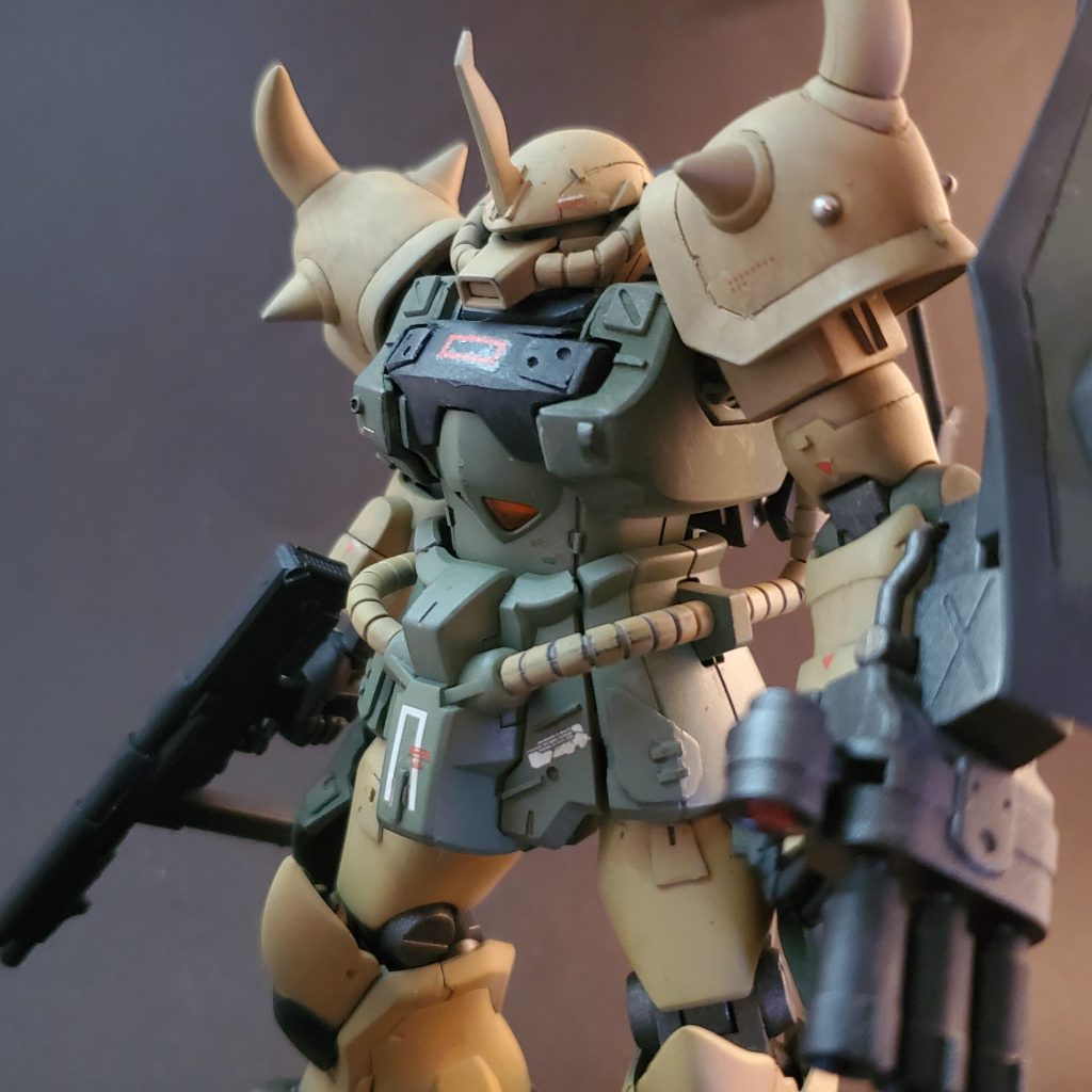 目つきを悪くした結果ほぼモノアイが見えなくなりました。肩アーマーを数ミリ上げていかり肩に胸肩装甲を増して首を詰めずにマッシブにしました。