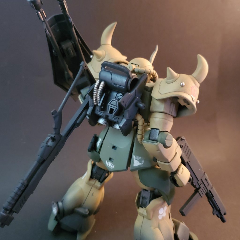 バックパックにはショットガン　サブマシンガンをマウントできます。