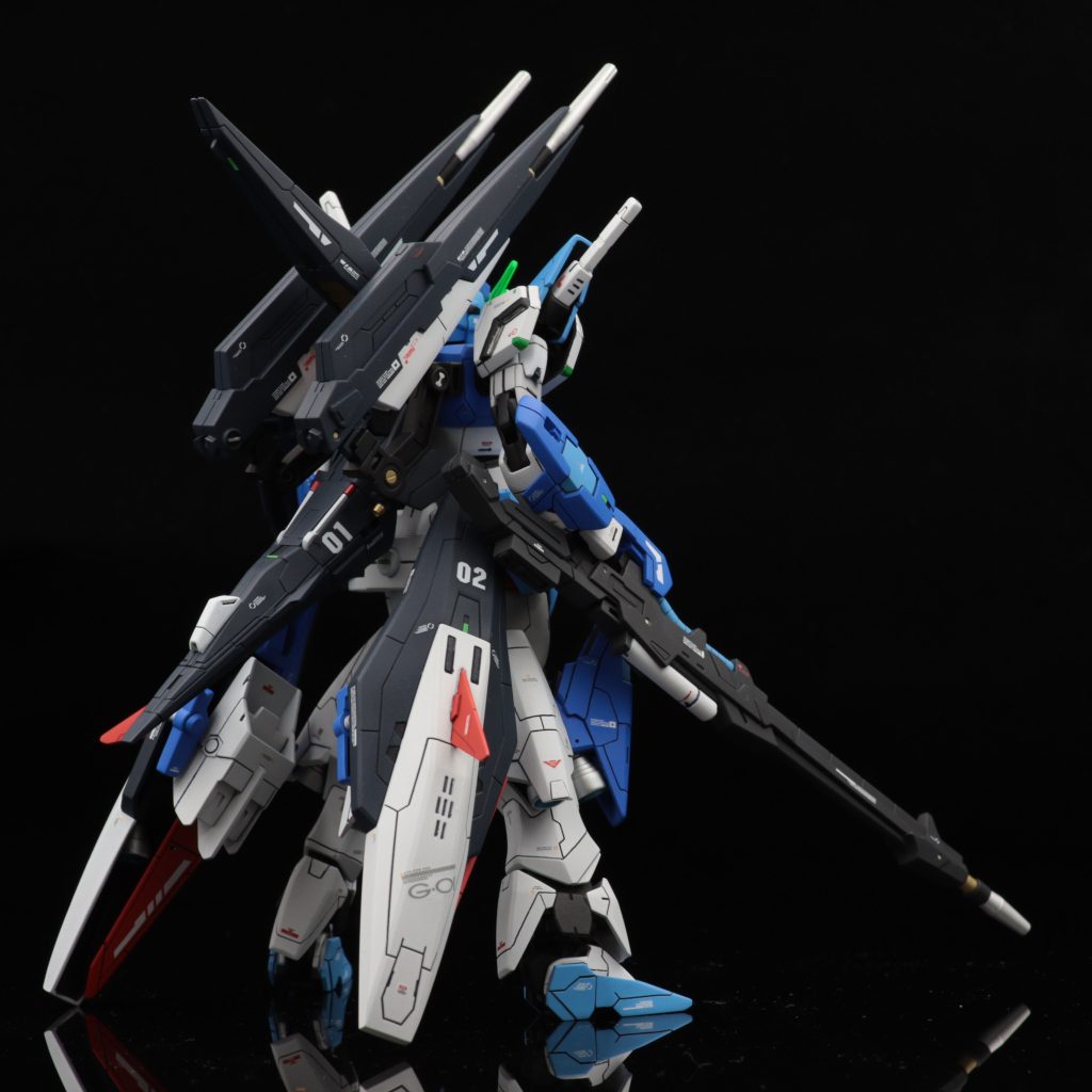 名前は「ガンダムシャイニングブレイクXB」。XB=''クロスビー''と読みます。改造の始まりは元キットに2個ずつ付属したライフルとシールドをどうにかしたいという考えからでした。そこから変形、分離、合体とロマン溢れる改造をしていきました笑