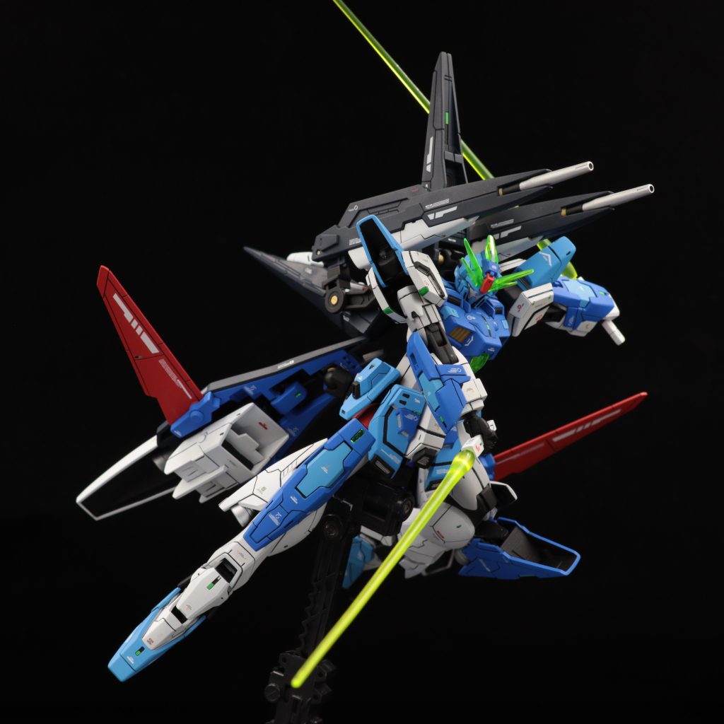 MS形態です。「ロングバスタービームライフル」は本機最大火力の装備です。やはり可変機に長物は合いますね。「ツインバスタービームライフル」は手持ちも可能です。「ビームサーベル」は長めのサーベルで、変形時はビームキャノンとして扱えます。 今回は青で塗装したいと考え、ガンダムエアマスターバーストの配色を参考にしました。差し色に赤も加え、結果的に上手くまとまったと思います。 最後まで閲覧いただきありがとうございました!!