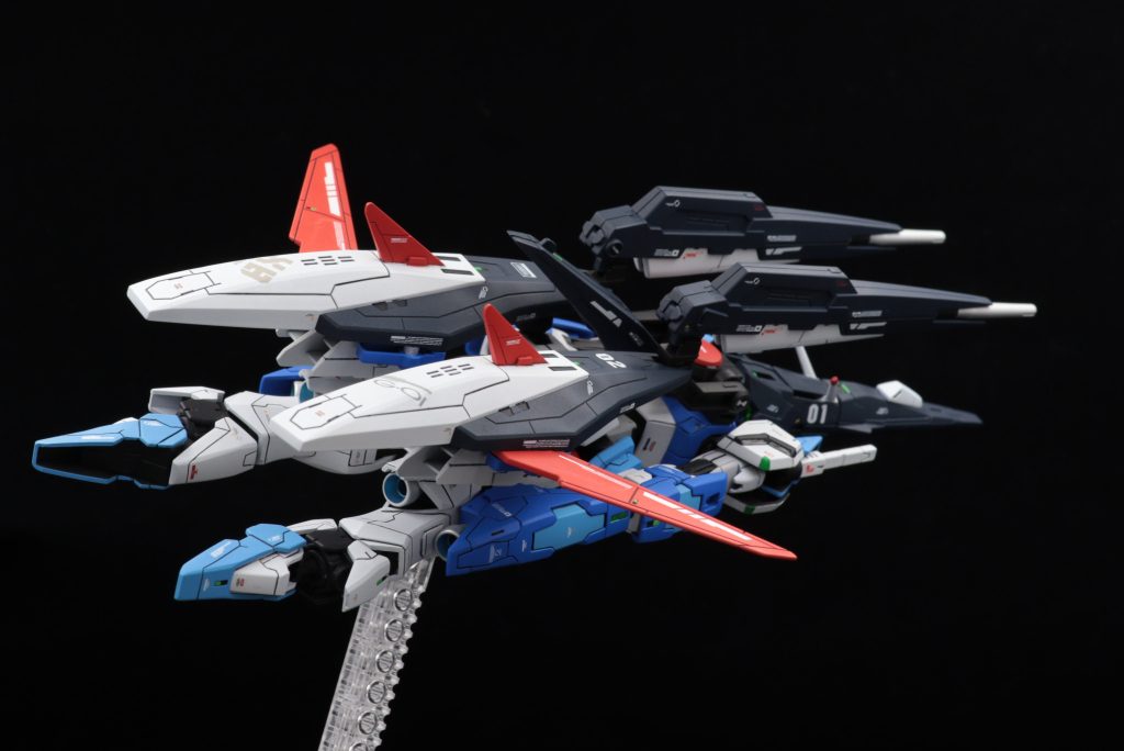 2機を合体させた「クロスブレイカー」は火力・機動力といった2機の特性を組み合わせたバランスの良い形態となります。クロスブースターの機首、ロングバスタービームライフルは左側に装備します。