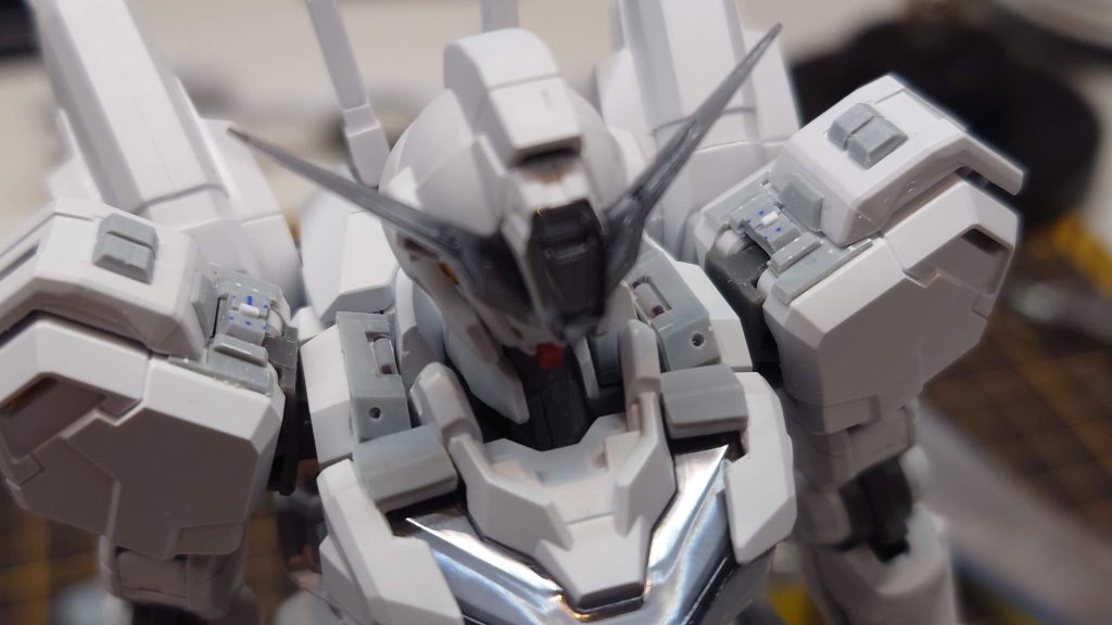 肩部分をフルメカニクスエアリアルのディテールを真似て作成し、肩アーマーのジョイントが丸見えなのが個人的に微妙だったのでディテールアップして隠しました