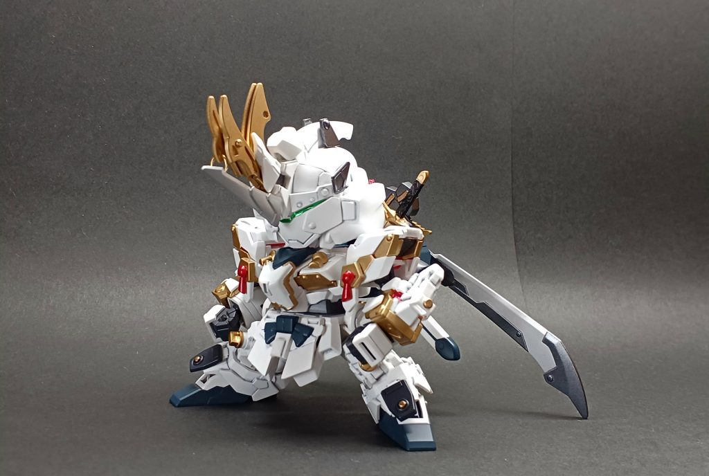 ユニコーンモード本家ユニコーンが真っ白で、どうやって武者っぽくするか悩みました。零丸やゴッド丸の装飾を切り貼りしたり、リベットを付けてそれっぽくしました。