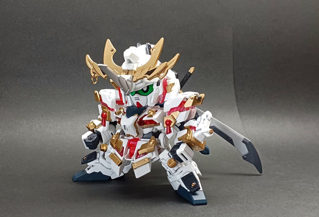 天来変幻!!デストロイモード本家ユニコーンと同じ変身をしたかったので、零丸とBBユニコーンの変身ギミックを組み合わせて再現。スカートアーマーだけ前後を入れ替えて再現しました。顔は武者ビクトリーです。ビクトリーの頭に、無理やり零丸の兜を被せました。