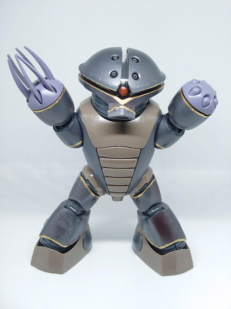 あとは、挿し色で入れた金ラインですね。ランナーごとの缶スプレー塗装なので、切り出し後のゲート跡を隠しの意味合いもあります。