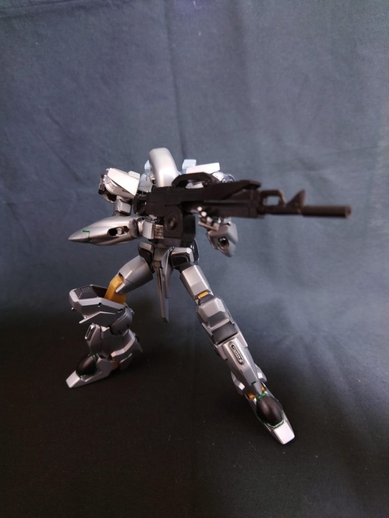 ・アサルトビームライフル 命中精度と射程の優れたビームライフル。 伸縮可能な銃身とエネルギーパック方式の採用によりビーム減衰の心配が無い為、長距離狙撃にも対応可能。