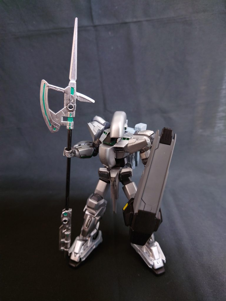 ・ハルバード 大型近接兵装。 刀身高速振動機構を有し、切断性に優れる。・ブースターシールド 推進機を内蔵したシールド。 バックパックとしても利用可能な程の推進力で敵を殴る。 両腕に装備可能。 ビームサーベルも内蔵されている。