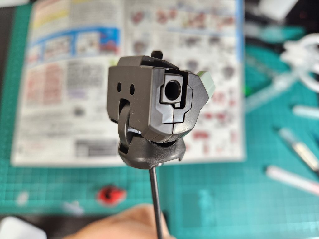 基本的には合わせ目は段落ちモールドになっていて目立たないのですが、脇腹だけは気になったので綺麗にしました。